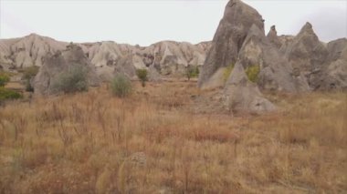 Bu video Türkiye 'nin Kapadokya kentinin 8K çözünürlükteki hava görüntüsünü gösteriyor.