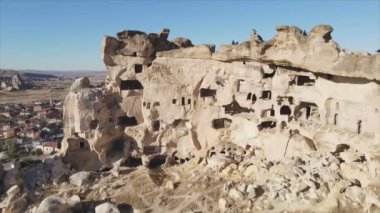 Bu video Türkiye 'nin Kapadokya kentinin 8K çözünürlükteki hava görüntüsünü gösteriyor.