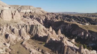 Bu video Türkiye 'nin Kapadokya kentinin 8K çözünürlükteki hava görüntüsünü gösteriyor.