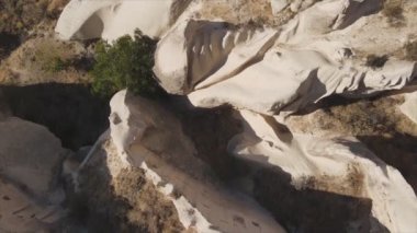 Bu video Türkiye 'nin Kapadokya kentinin 8K çözünürlükteki hava görüntüsünü gösteriyor.