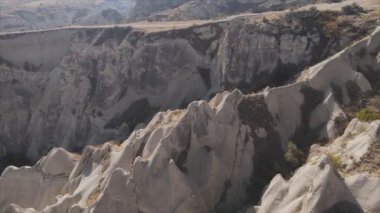 Bu video Türkiye 'nin Kapadokya kentinin 8K çözünürlükteki hava görüntüsünü gösteriyor.