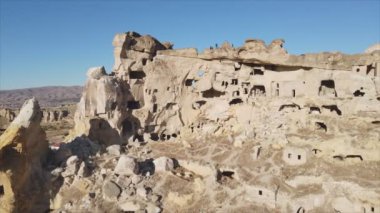 Bu video Türkiye 'nin Kapadokya kentinin 8K çözünürlükteki hava görüntüsünü gösteriyor.