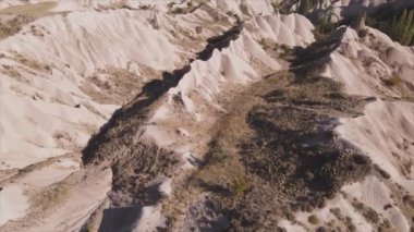 Bu video Türkiye 'nin Kapadokya kentinin 8K çözünürlükteki hava görüntüsünü gösteriyor.