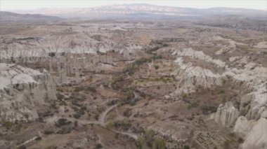 Bu video Türkiye 'nin Kapadokya kentinin 8K çözünürlükteki hava görüntüsünü gösteriyor.