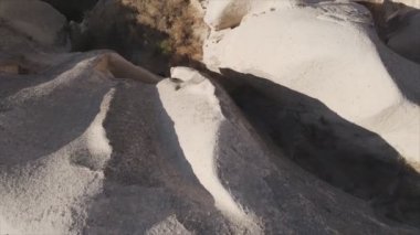 Bu video Türkiye 'nin Kapadokya kentinin 8K çözünürlükteki hava görüntüsünü gösteriyor.