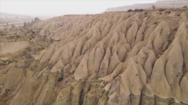 Bu video Türkiye 'nin Kapadokya kentinin 8K çözünürlükteki hava görüntüsünü gösteriyor.