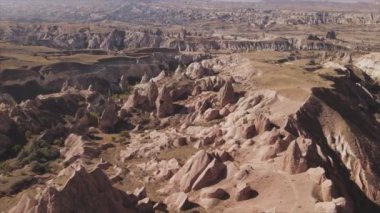 Bu video Türkiye 'nin Kapadokya kentinin 8K çözünürlükteki hava görüntüsünü gösteriyor.