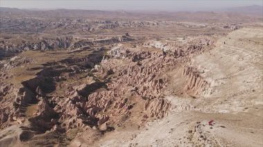 Bu video Türkiye 'nin Kapadokya kentinin 8K çözünürlükteki hava görüntüsünü gösteriyor.