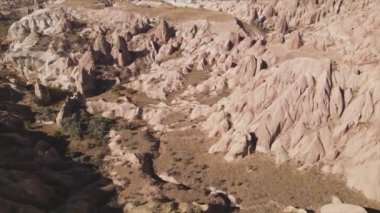 Bu video Türkiye 'nin Kapadokya kentinin 8K çözünürlükteki hava görüntüsünü gösteriyor.