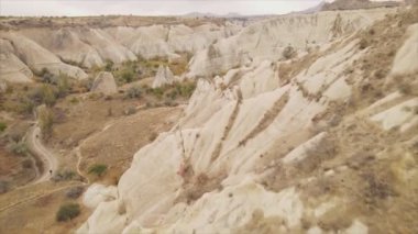 Bu video Türkiye 'nin Kapadokya kentinin 8K çözünürlükteki hava görüntüsünü gösteriyor.