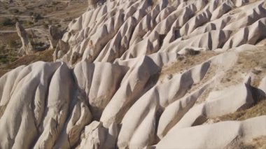 Bu video Türkiye 'nin Kapadokya kentinin 8K çözünürlükteki hava görüntüsünü gösteriyor.