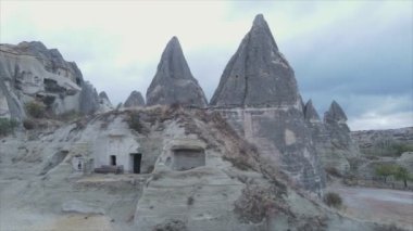 Bu video Türkiye 'nin Kapadokya kentinin 8K çözünürlükteki hava görüntüsünü gösteriyor.