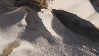 Bu video Türkiye 'nin Kapadokya kentinin 8K çözünürlükteki hava görüntüsünü gösteriyor.