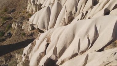 Bu video Türkiye 'nin Kapadokya kentinin 8K çözünürlükteki hava görüntüsünü gösteriyor.
