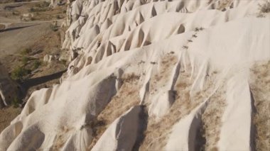 Bu video Türkiye 'nin Kapadokya kentinin 8K çözünürlükteki hava görüntüsünü gösteriyor.