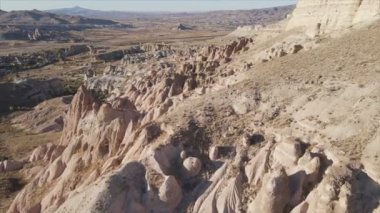 Bu video Türkiye 'nin Kapadokya kentinin 8K çözünürlükteki hava görüntüsünü gösteriyor.