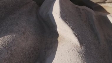 Bu video Türkiye 'nin Kapadokya kentinin 8K çözünürlükteki hava görüntüsünü gösteriyor.