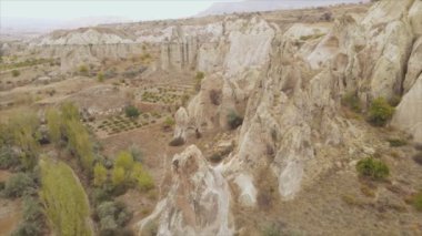 Bu video Türkiye 'nin Kapadokya kentinin 8K çözünürlükteki hava görüntüsünü gösteriyor.