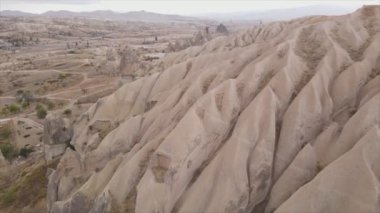 Bu video Türkiye 'nin Kapadokya kentinin 8K çözünürlükteki hava görüntüsünü gösteriyor.