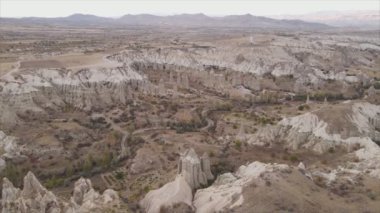 Bu video Türkiye 'nin Kapadokya kentinin 8K çözünürlükteki hava görüntüsünü gösteriyor.