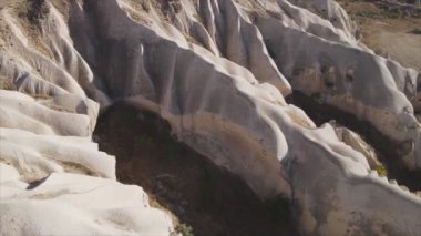Bu video Türkiye 'nin Kapadokya kentinin 8K çözünürlükteki hava görüntüsünü gösteriyor.
