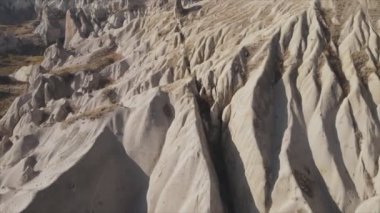 Bu video Türkiye 'nin Kapadokya kentinin 8K çözünürlükteki hava görüntüsünü gösteriyor.