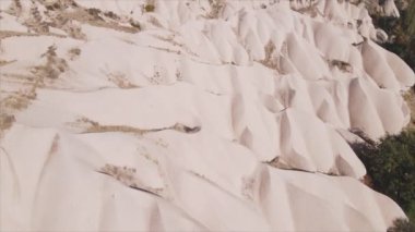 Bu video Türkiye 'nin Kapadokya kentinin 8K çözünürlükteki hava görüntüsünü gösteriyor.