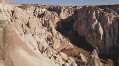 Bu video Türkiye 'nin Kapadokya kentinin 8K çözünürlükteki hava görüntüsünü gösteriyor.