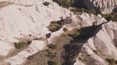 Bu video Türkiye 'nin Kapadokya kentinin 8K çözünürlükteki hava görüntüsünü gösteriyor.