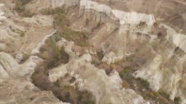 Bu video Türkiye 'nin Kapadokya kentinin 8K çözünürlükteki hava görüntüsünü gösteriyor.