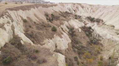 Bu video Türkiye 'nin Kapadokya kentinin 8K çözünürlükteki hava görüntüsünü gösteriyor.