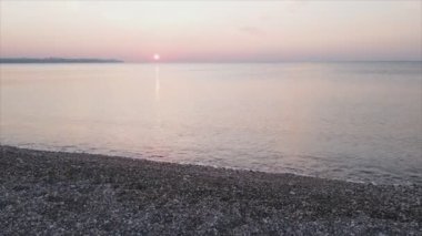 Bu stok videosu Türkiye 'nin Antalya kentindeki deniz üzerinde 8K çözünürlükte gün doğumunu gösteriyor.