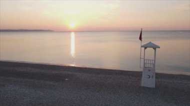 Bu stok videosu Türkiye 'nin Antalya kentindeki deniz üzerinde 8K çözünürlükte gün doğumunu gösteriyor.