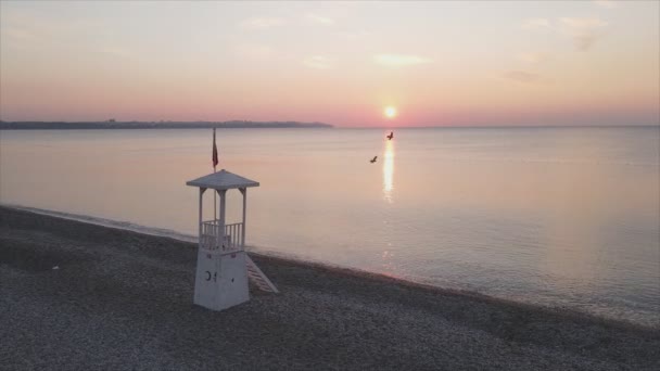 このストックビデオは 8K解像度でトルコのアンタルヤで海の上の日の出の空中ビューを示しています — ストック動画