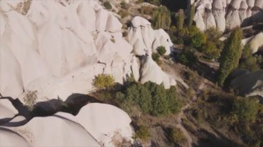 Bu video Türkiye 'nin Kapadokya kentinin 8K çözünürlükteki hava görüntüsünü gösteriyor.