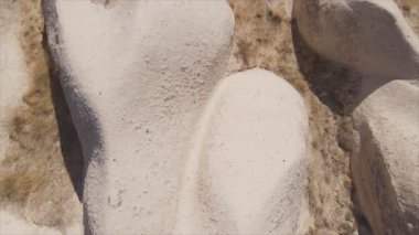 Bu video Türkiye 'nin Kapadokya kentinin 8K çözünürlükteki hava görüntüsünü gösteriyor.
