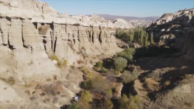 Bu video Türkiye 'nin Kapadokya kentinin 8K çözünürlükteki hava görüntüsünü gösteriyor.