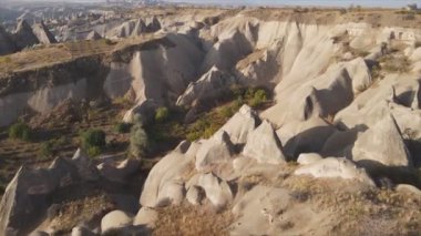 Bu video Türkiye 'nin Kapadokya kentinin 8K çözünürlükteki hava görüntüsünü gösteriyor.