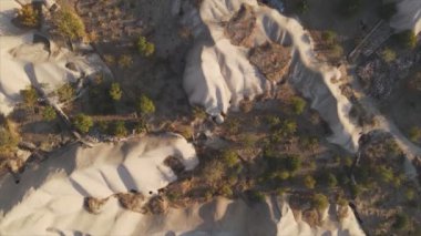 Bu video Türkiye 'nin Kapadokya kentinin 8K çözünürlükteki hava görüntüsünü gösteriyor.