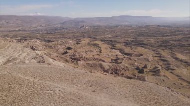 Bu video Türkiye 'nin Kapadokya kentinin 8K çözünürlükteki hava görüntüsünü gösteriyor.