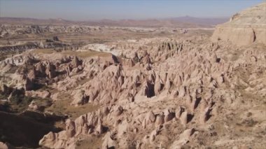 Bu video Türkiye 'nin Kapadokya kentinin 8K çözünürlükteki hava görüntüsünü gösteriyor.
