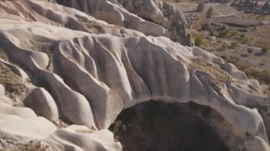 Bu video Türkiye 'nin Kapadokya kentinin 8K çözünürlükteki hava görüntüsünü gösteriyor.