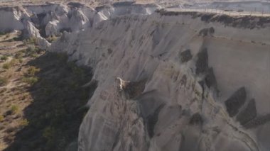 Bu video Türkiye 'nin Kapadokya kentinin 8K çözünürlükteki hava görüntüsünü gösteriyor.