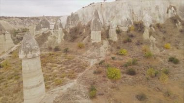 Bu video Türkiye 'nin Kapadokya kentinin 8K çözünürlükteki hava görüntüsünü gösteriyor.