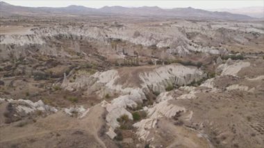 Bu video Türkiye 'nin Kapadokya kentinin 8K çözünürlükteki hava görüntüsünü gösteriyor.