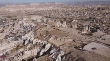Bu video Türkiye 'nin Kapadokya kentinin 8K çözünürlükteki hava görüntüsünü gösteriyor.