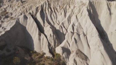 Bu video Türkiye 'nin Kapadokya kentinin 8K çözünürlükteki hava görüntüsünü gösteriyor.