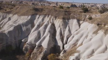 Bu video Türkiye 'nin Kapadokya kentinin 8K çözünürlükteki hava görüntüsünü gösteriyor.