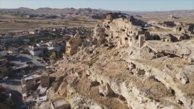 Bu video Türkiye 'nin Kapadokya kentinin 8K çözünürlükteki hava görüntüsünü gösteriyor.