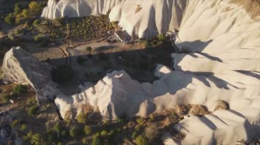 Bu video Türkiye 'nin Kapadokya kentinin 8K çözünürlükteki hava görüntüsünü gösteriyor.